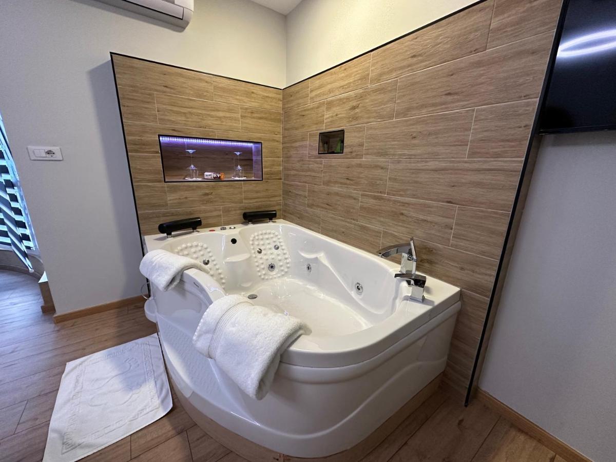 Deluxe Apartment In City Center Tirana Exterior foto